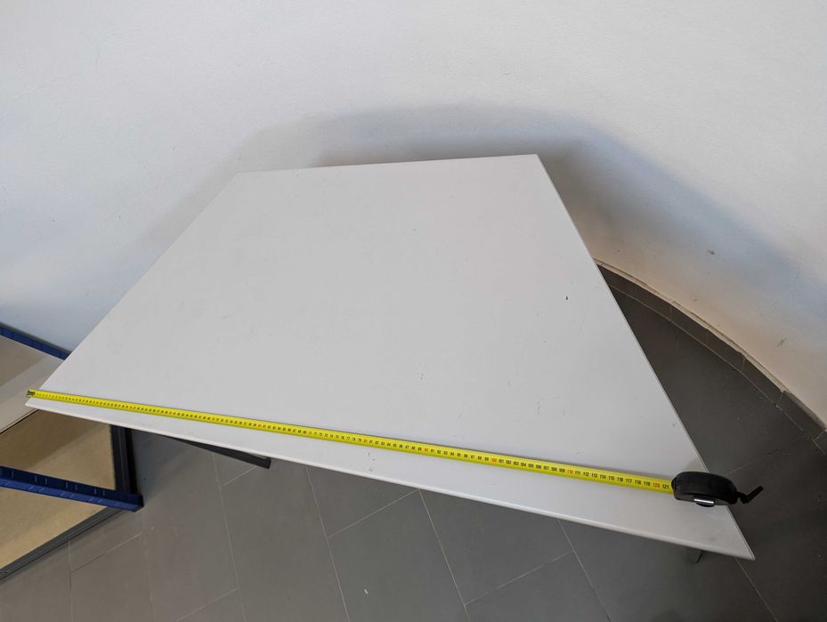 Mesa de canto triangular cinza 130/67x67x57cm