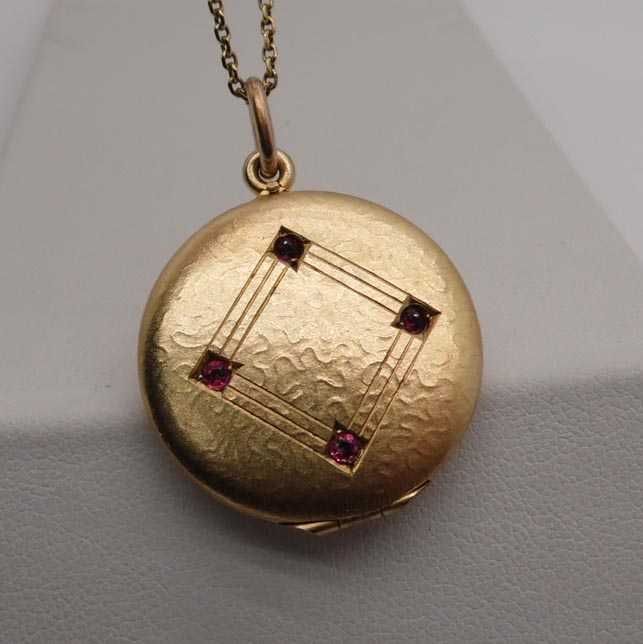 Antyczny sekretnik medalion rubinowe kamienie.