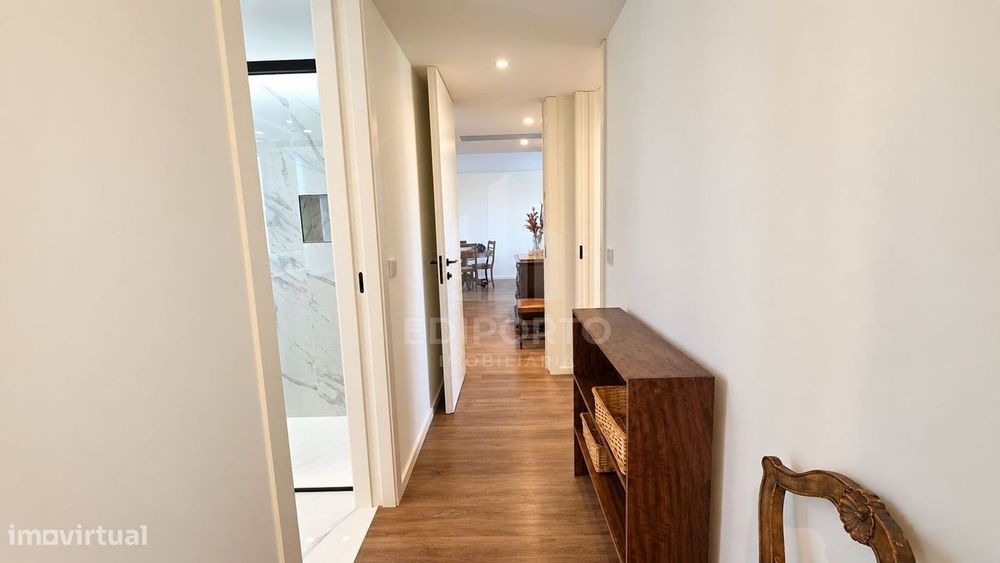 Apartamento T2 Novo mobilado com Varanda e Garagem em frente ao metro