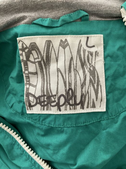 Casaco com capuz em tecido leve, de inspiração casual e desportiva