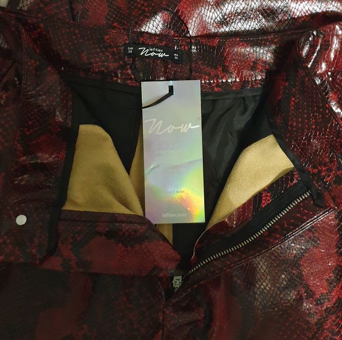 Calças em pele vermelha e preto