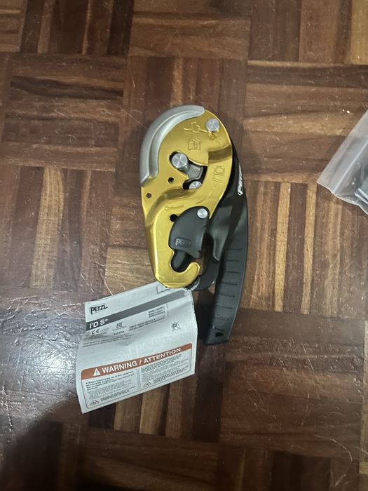 Descensor autofrenante Petzl I’D S +     Mosquetão com trava de rosca