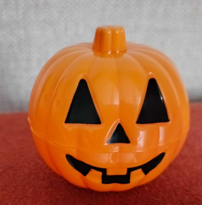 Mały pojemnik z akcentem Halloween .