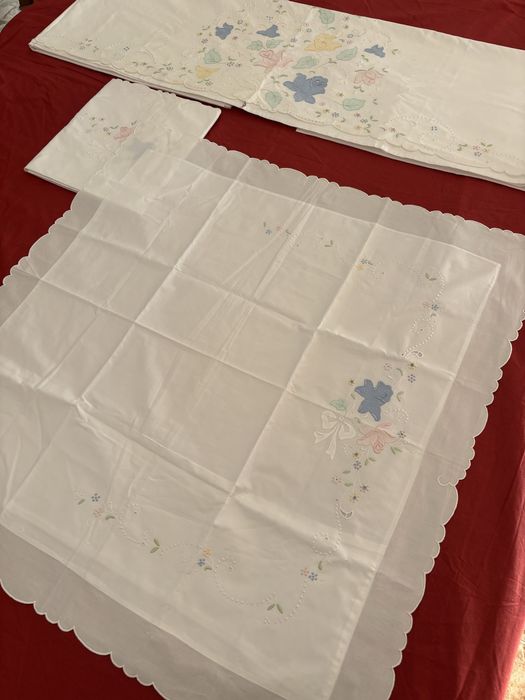 Lençol de cama com 2 fronhas – Bordado da Madeira