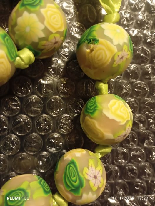 Colar de bolas floridas