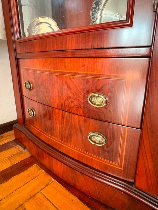 Vitrine Clássica em Madeira com Vidro e Gavetas