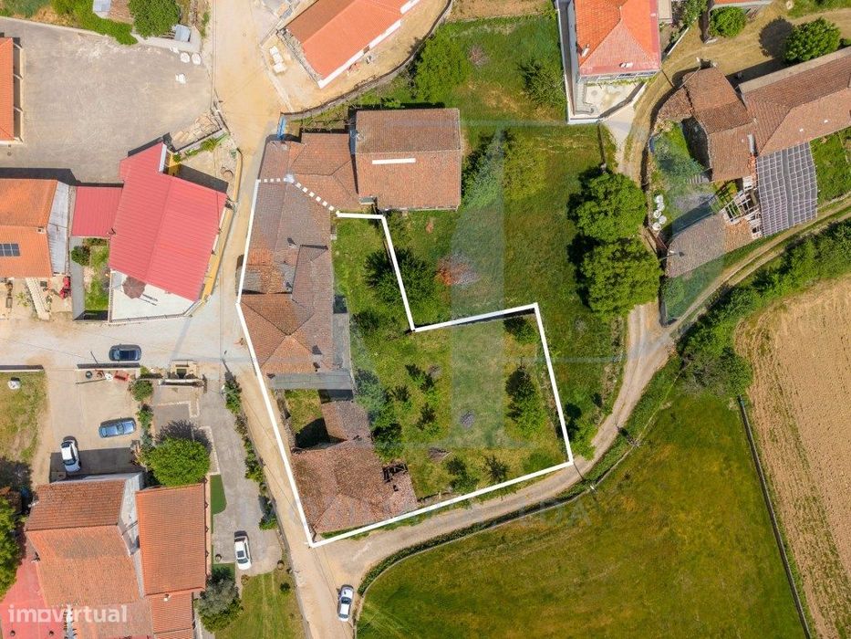 Conjunto de moradias em pedra com terreno no centro de São Vicente ...