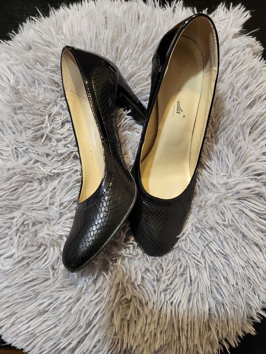 Skórzane buty na grubszej szpilce