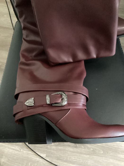 Botas novas bordeaux, 40, em caixa. Com salto, ver fotografias.