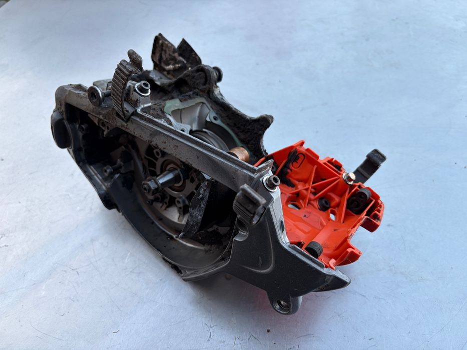 Korpus Podstawa Karter Kartery wał korbowy Husqvarna 562XP 560 562XPG (925)