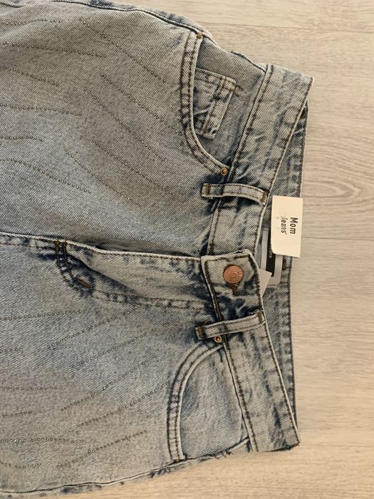 Błękitne jeansy damskie Mom ze zdobieniami