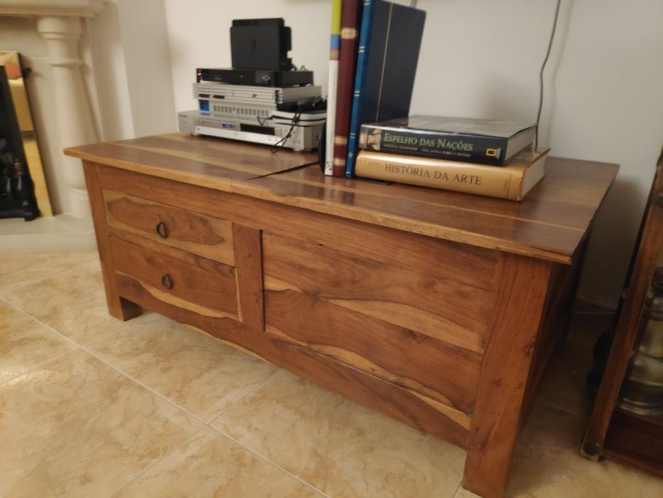 Mesa com gavetas e arca