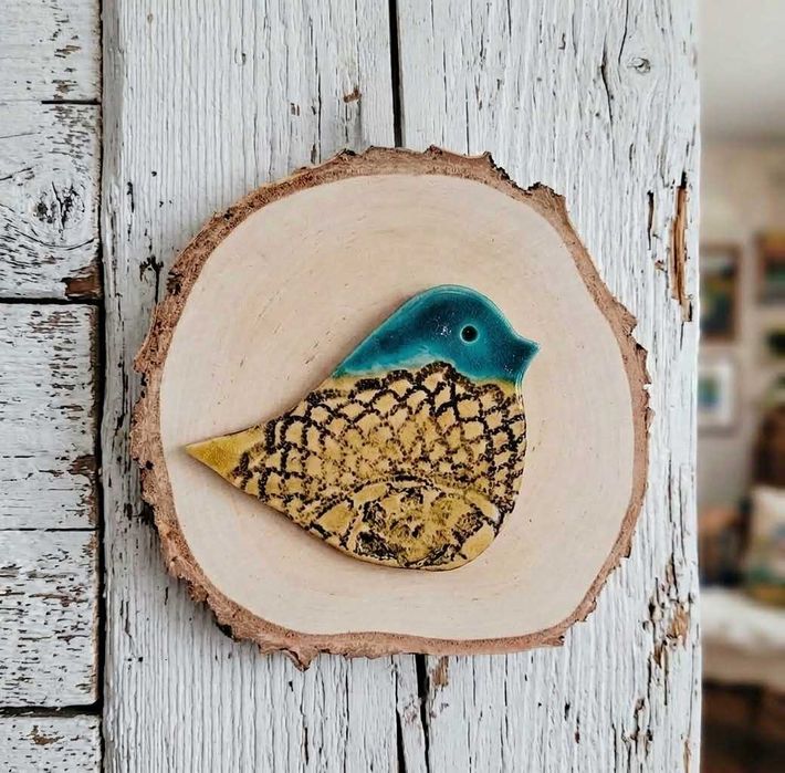 Unikatowy ceramiczny ptaszek na plastrze drewna – Rękodzieło