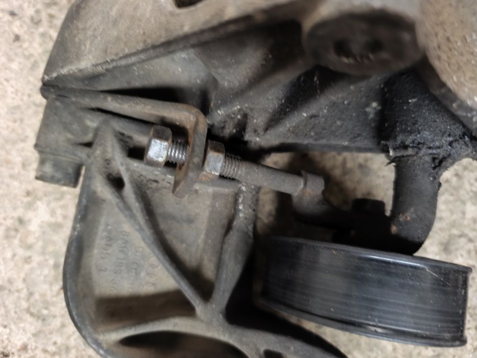 Audi 80 1.9 TDI łapa alternatora