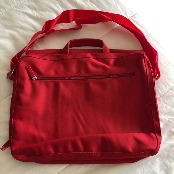 Red Laptop and Document Folder64564064268033124