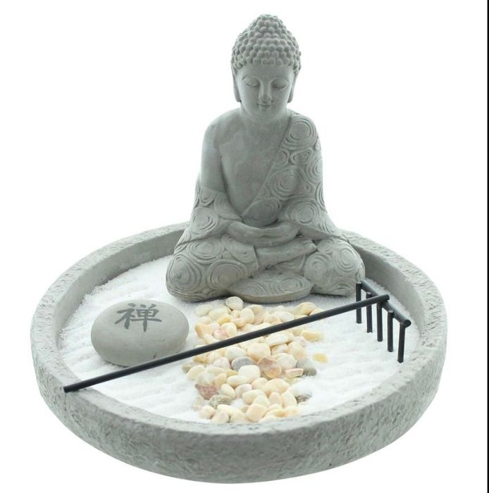 дзен-сад (Zen Garden) с фигурой Будды