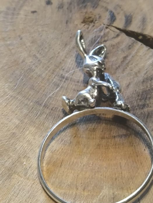 Srebrny artystyczny pierścionek Zając ,marchewka . Vintage