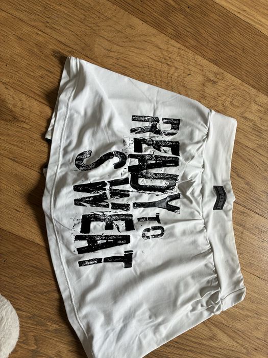Saia-calça branca com lettering preto para ginasio