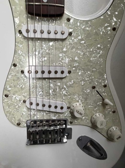 Squier FSR Affinity Series Stratocaster White Pearloid