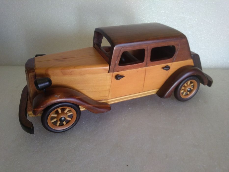 Carro feito à mão em madeira