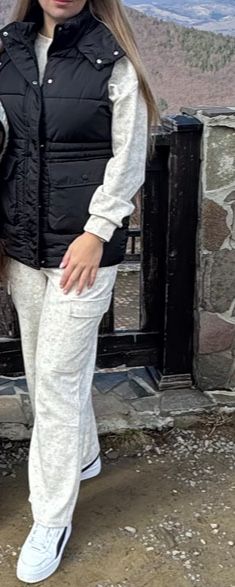 Жилетка, безрукавка чорна