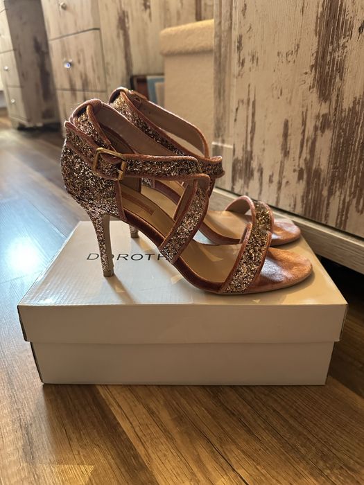 Dorothy Perkins różowe sandałki na obcasie sandały