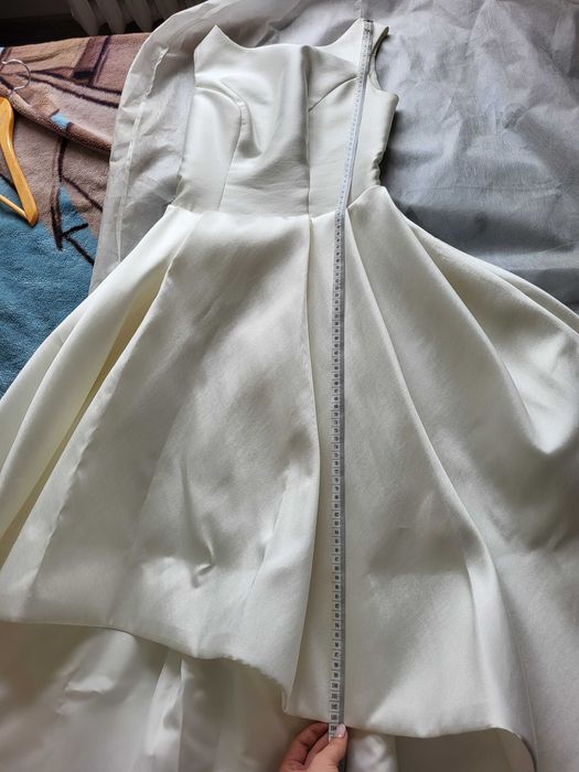 Suknia ślubna asymetryczna