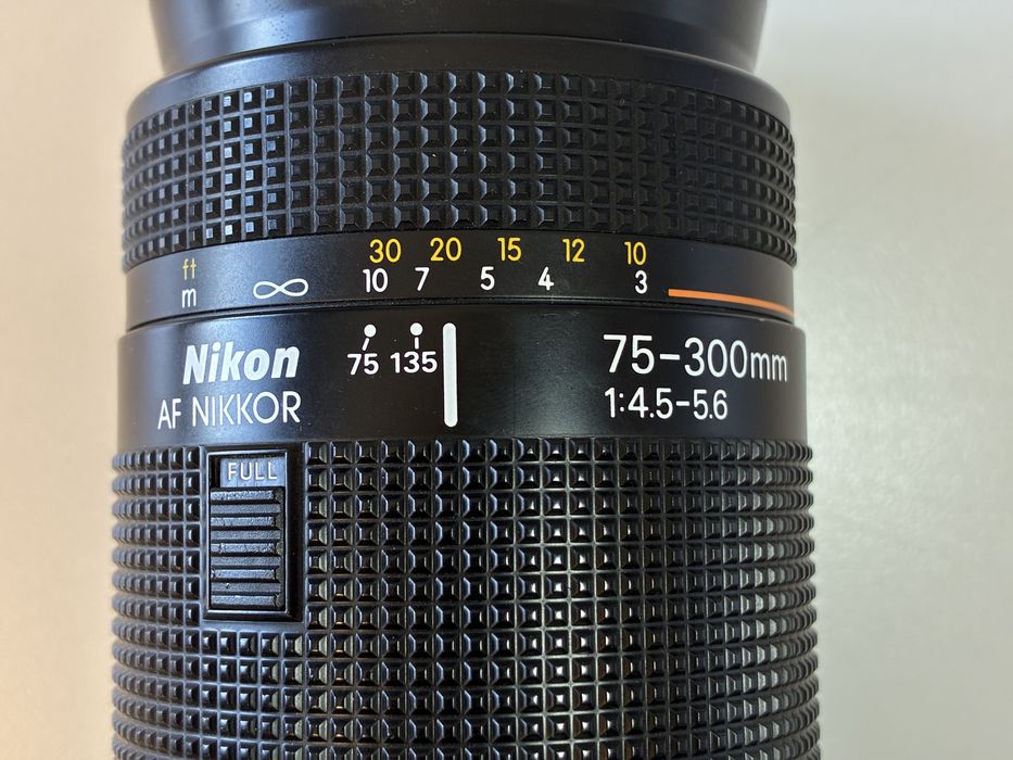 Objetiva Nikon AF Nikkor 75-300mm f/4.5-5.6 (Construção em Metal / Made in Japan)