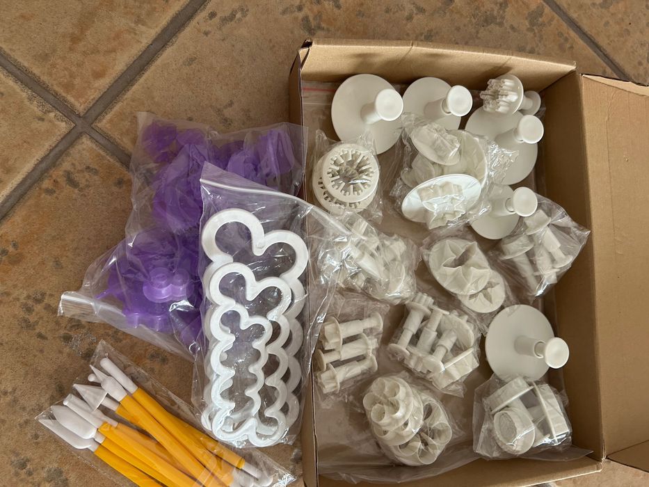 Moldes e espátulas para pastelaria