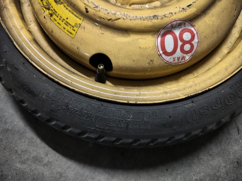 Roda suplente proveniente de um Honda Civic EJ9