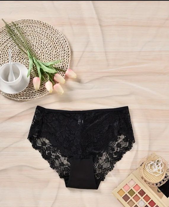 Czarne, koronkowe majtki