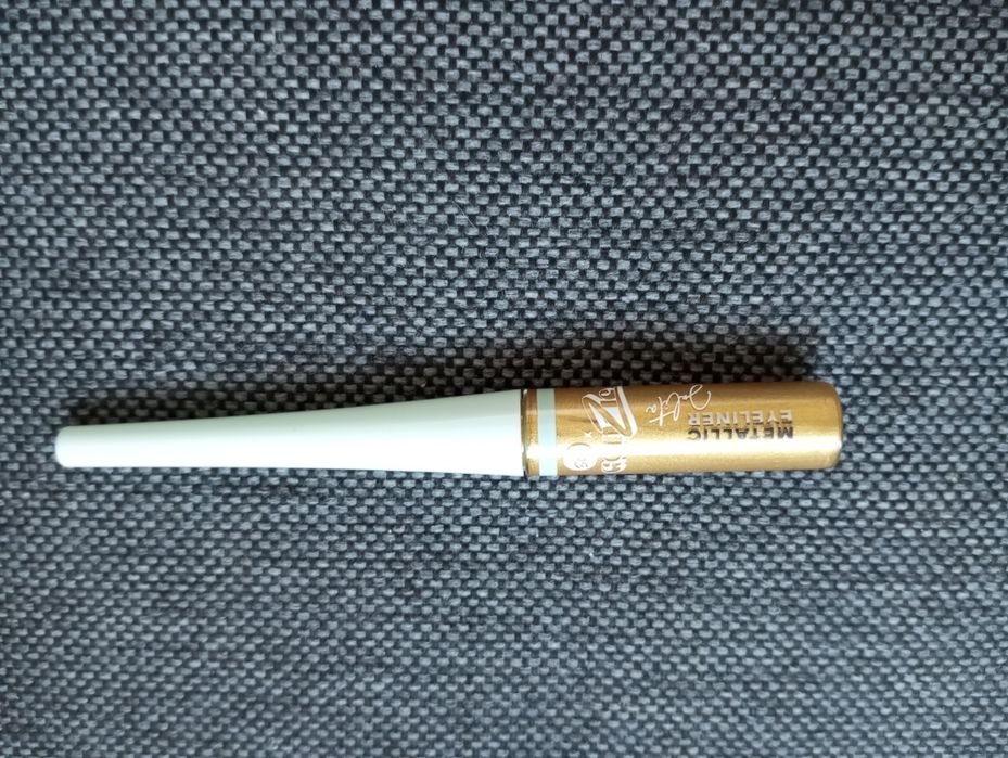 Eyeliner Julity z genzie Bell odcień 02 golden sun