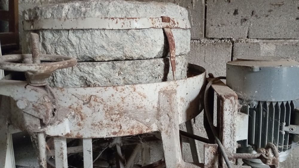 Moedor de cereais com pedra mó