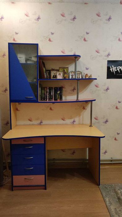 Письменный/компьютерный стол с полками и ящиками