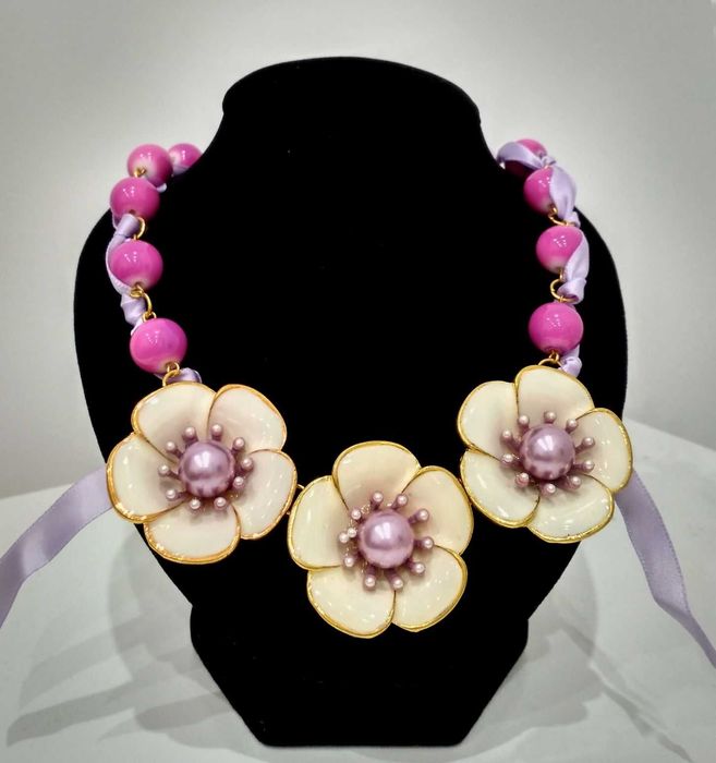 Liliowy naszyjnik, białe, emaliowane kwiaty, jedyny w swoim rodzaju.