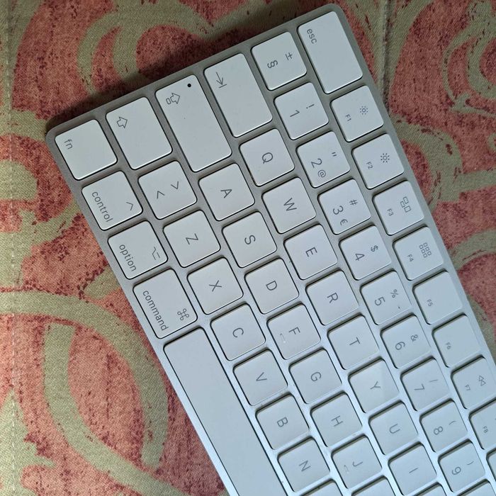 Apple Magic Keyboard PT com caixa original e cabo