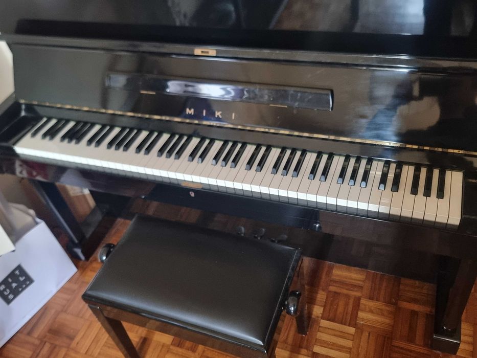 Piano acústico vertical da Miki