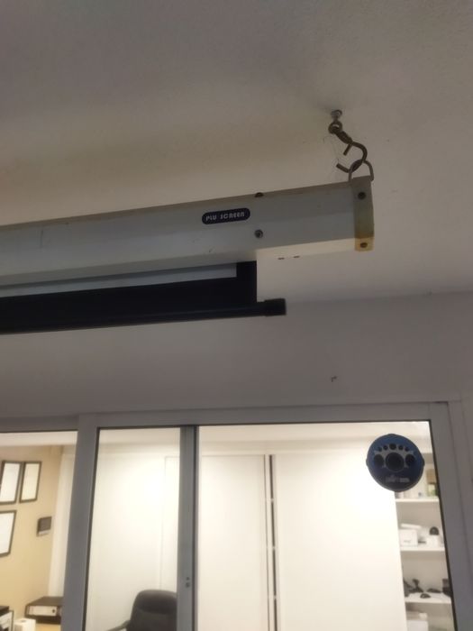 Tela de Projeção Suspensa Plusscreen Elétrica 80-84” 10:7