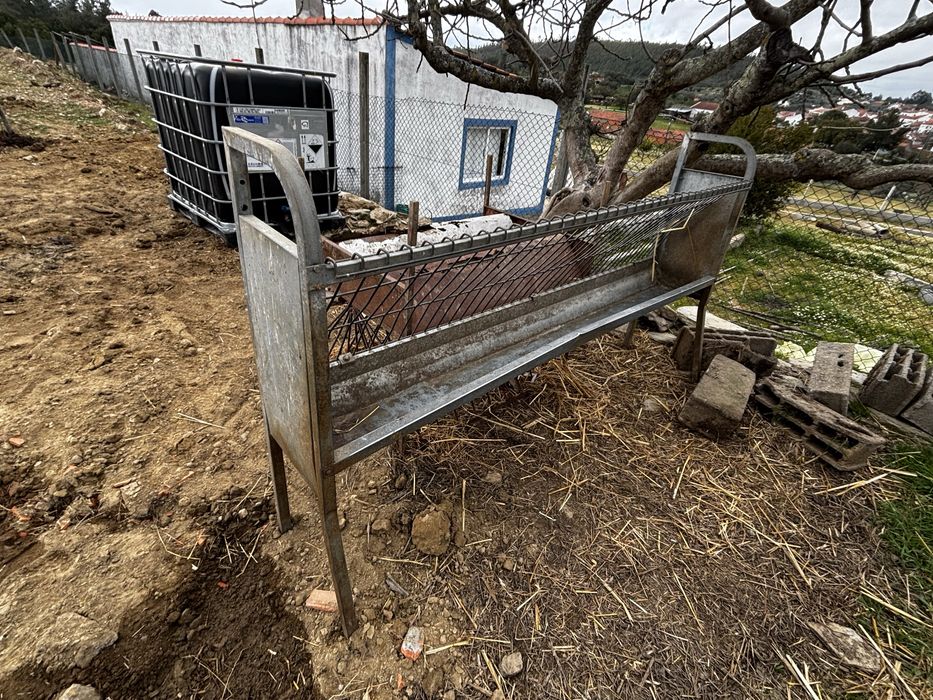 Manjedoura 2 metros de comprimento.