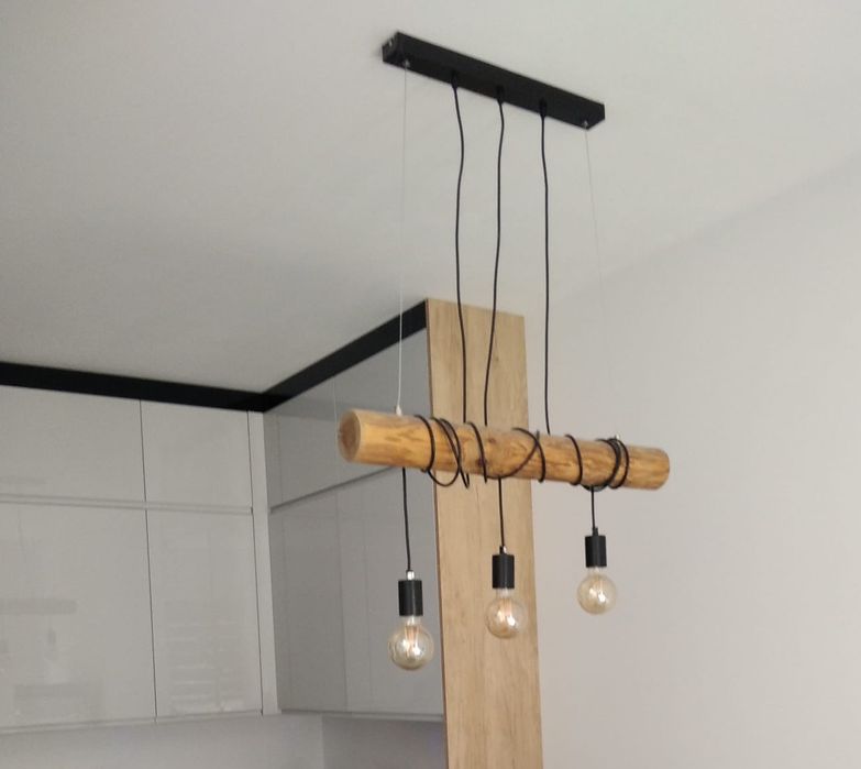 Lampa wisząca na drewnie