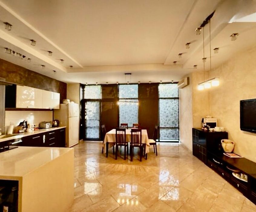 Продаю дом с бассеином в Центре