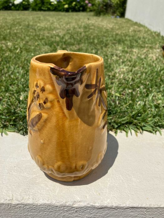 Caneca laranja com flores