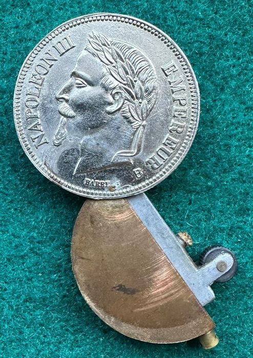 Isqueiro antigo representativo de uma moeda de Napoleão