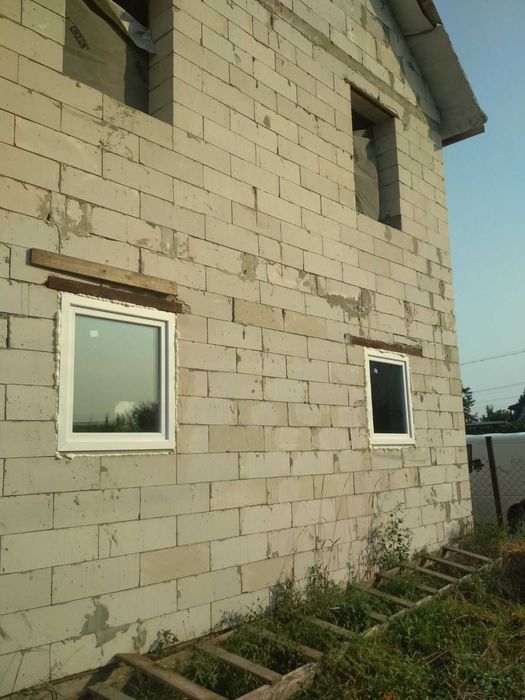 Окна из недорогих профилей,ролеты.