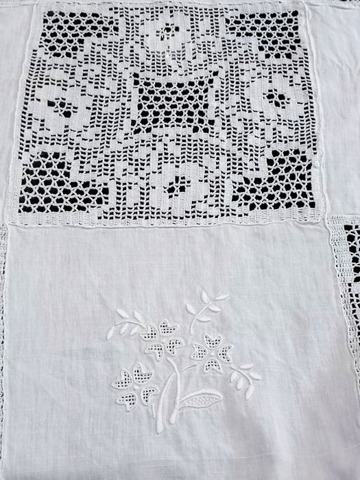 Grande toalha de mesa.