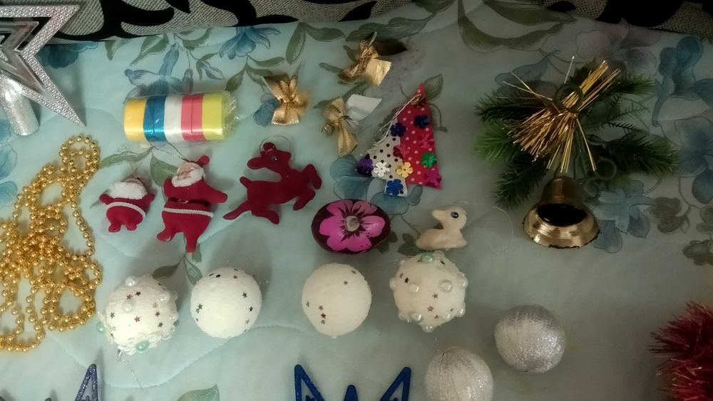 верхушка елка звезда серпантин бусы снежинки шары банка жестян бантики