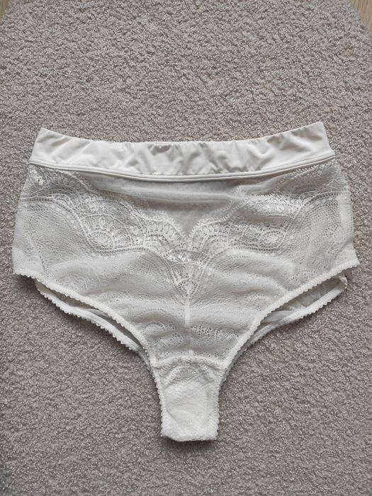 Białe koronkowe majtki