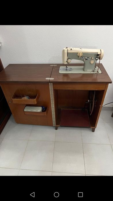 Máquina de costura OLLIVA de 1976