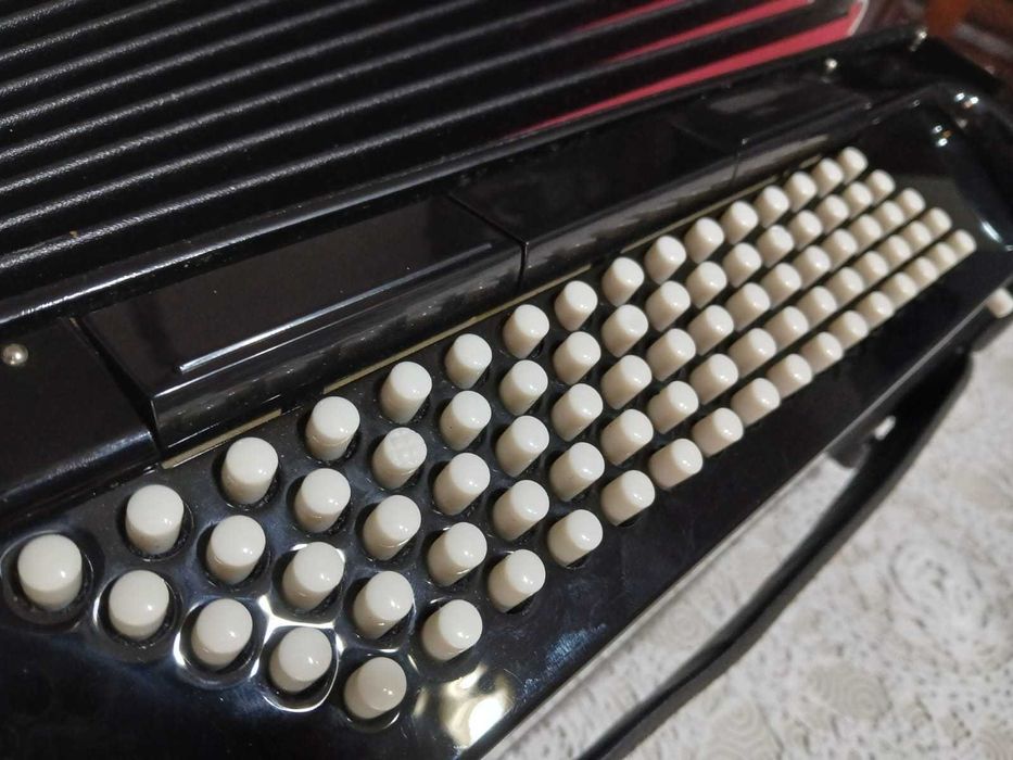Acordeão Hohner Bravo III 80
