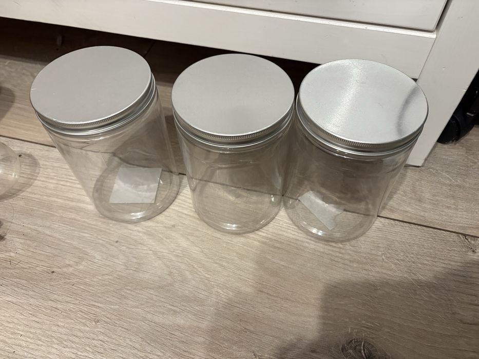 plastikowe pojemniki